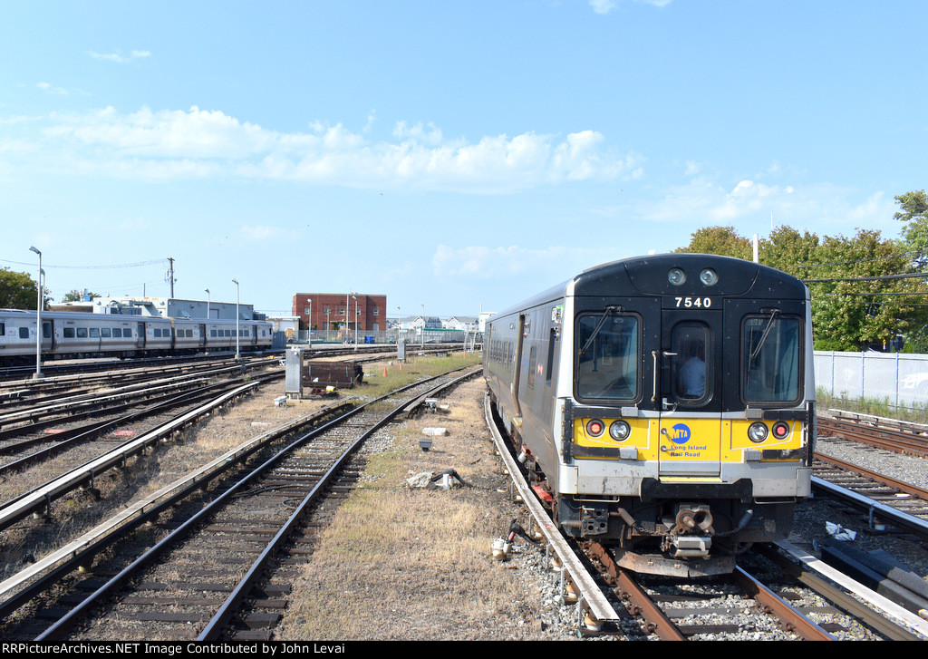 WB LIRR M7 Set heading back to GCM from Long Beach 